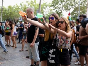 إسبان يطردون السياح من برشلونة  إسبان يطردون السياح من برشلونة