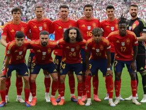 The players of Spain pose for a team picture during the UEFA Euro 2024 quarter-final football match between Spain and Germany at the Stuttgart Arena in Stuttgart on July 5, 2024. (Photo by LLUIS GENE / AFP)