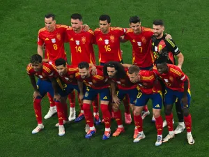 Spain's players pose ahead of the UEFA Euro 2024 semi-final football match between Spain and France at the Munich Football Arena in Munich on July 9, 2024. (Photo by THOMAS KIENZLE / AFP)