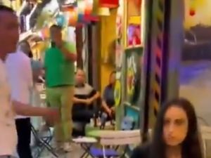 أقدم صاحب المطعم على طرد السياح الإسرائيليين تعبيرا عن تنديده بالحرب في غزة