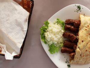 سجق مشوي (Ćevapi) على الطريقة البلقانية