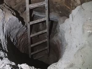 حفرة داخل منزل 