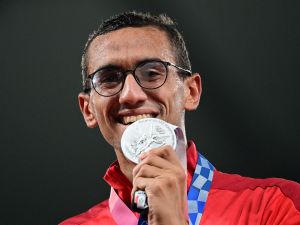 أحمد الجندي يحتفل بميداليته (Photo by Pedro PARDO / AFP)