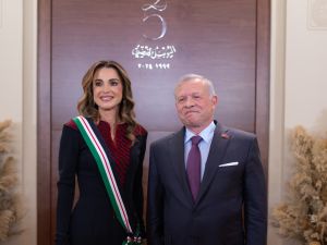 جلالتا الملك عبدالله الثاني والملكة رانيا يستقبلان سيدات أردنيات بمناسبة اليوم العالمي للمرأة، وجلالته يقلد الملكة وسام النهضة المرصع جلالتا الملك عبدالله الثاني والملكة رانيا يستقبلان سيدات أردنيات بمناسبة اليوم العالمي للمرأة، وجلالته يقلد الملكة وسام النهضة المرصع