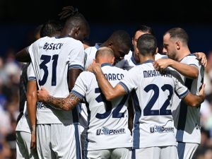 إنتر ميلان يواجه جنوى في افتتاحية الدوري الإيطالي (Photo by JUSTIN TALLIS / AFP)