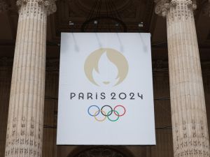 شعار أولمبياد باريس 2024 (Photo by EMMANUEL DUNAND / AFP)