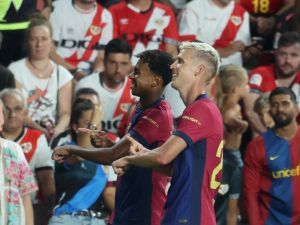أولمو يسجل ويقود برشلونة للفوز (Photo by Pierre-Philippe MARCOU / AFP)
