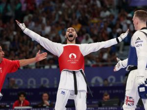 زيد مصطفى يفوز بالفضية (Photo by David GRAY / AFP)