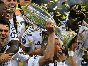 مبابي يسجل في أول مباراة له بقميص ريال مدريد (Photo by Sergei GAPON / AFP)