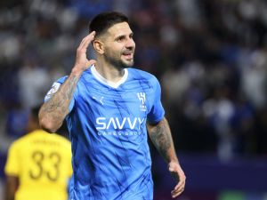 ميتروفيتش يقود الهلال للفوز (Photo by Fayez NURELDINE / AFP)