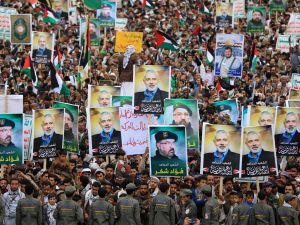 جموع تحمل صور هنية وشكر