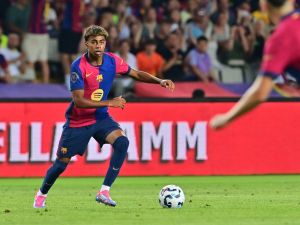 لامين يامال يقود برشلونة اليوم (Photo by MANAURE QUINTERO / AFP)