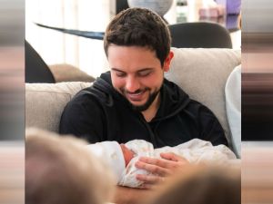 الأمير الحسين مع ابنته الأميرة إيمان الأمير الحسين مع ابنته الأميرة إيمان