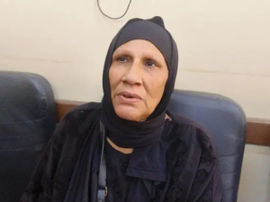 سيدة مصرية تطالب بالعفو عن قاتل ابنها وتحتضنه في المحكمة.. فيديو