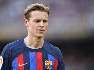 مانشستر يونايتد يستعد لتقديم عرض جديد لضم دي يونغ من برشلونة
