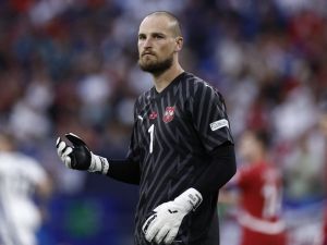 الحارس رايكوفيتش رسميًا إلى نادي الاتحاد السعودي