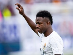 فينيسيوس جونيور على مفترق الطرق: عرض سعودي يهدد بقاءه في ريال مدريد"