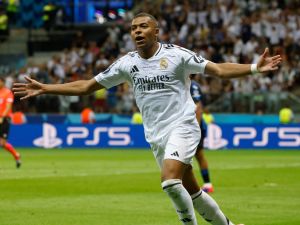 رئيس ريال مدريد يشيد بمبابي بعد تألقه في كأس السوبر الأوروبي