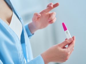 طبيب البوابة: 3 أسباب لظهور خط باهت في اختبار الحمل 