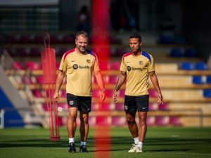 تياغو ألكانتارا يغادر منصبه التدريبي في برشلونة