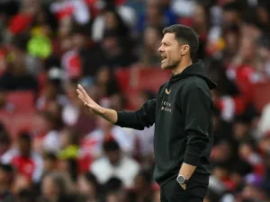 Bayer Leverkusen's Spanish head coach Xabi Alonso reacts from the sideline during the pre-season friendly football match between Arsenal and Bayer 04 Leverkusen at the Emirates Stadium in London on August 7, 2024. (Photo by Glyn KIRK / AFP)