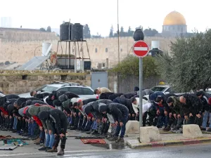 جعل يوم الجمعة القادم، يوما للدفاع عن غزة والقدس والأقصى