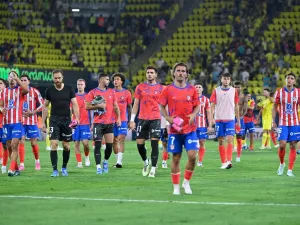 Atletico Madrid players walk on the pitch at the end of the Spanish league football match between Villarreal CF and Club Atletico de Madrid at La Ceramica stadium in Vila-real on August 19, 2024. (Photo by JOSE JORDAN / AFP)