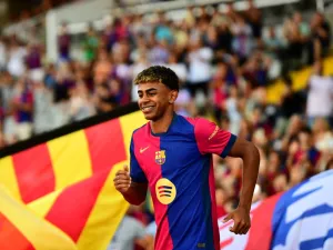 Barcelona's Spanish forward #19 Lamine Yamal arrives during a presentation prior the 59th Joan Gamper Trophy football match between FC Barcelona and AS Monaco at the Estadi Olimpic Lluis Companys in Barcelona on August 12, 2024. (Photo by MANAURE QUINTERO / AFP)