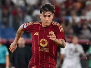 Roma's Argentinian forward #21 Paulo Dybala (L) fights for the ball with Empoli's Scottish midfielder #06 Liam Henderson during the Italian Serie A football match AS Roma against Empoli at the Olympic stadium, in Rome on August 25, 2024. (Photo by Alberto PIZZOLI / AFP)