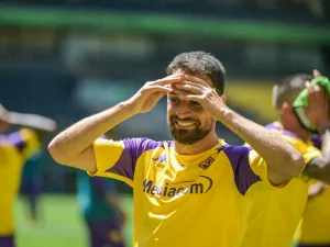 Fiorentina's Italian midfielder #5 Giacomo Bonaventura reacts during a training session on the eve of the UEFA Conference League Final between AC Fiorentina and Olympiakos FC at the Aghia Sophia Stadium in Athens on May 28, 2024. (Photo by Aris Messinis / AFP)