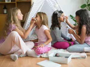 جيل ألفا "سيفورا كيدز" يدخلن عالم التجميل والعناية بالبشرة