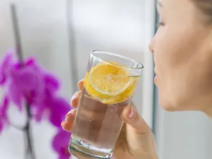 ما هو الوقت المناسب لشرب ماء الليمون - قبل الوجبة أم بعدها؟