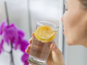 ما هو الوقت المناسب لشرب ماء الليمون - قبل الوجبة أم بعدها؟