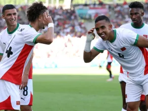 Morocco's forward #09 Soufiane Rahimi (2R) celebrates scoring the opening goal in the men's bronze medal football match between Egypt and Morocco during the Paris 2024 Olympic Games at the La Beaujoire Stadium in Nantes on August 8, 2024. (Photo by ALAIN JOCARD / AFP)