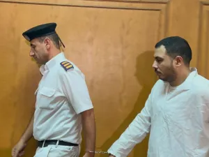 ظهر المتهم في الفيديو وهو في حالة من القلق والتوتر أثناء استجوابه