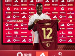 سعود عبد الحميد يرفع قميص روما (المصدر: asroma.com)