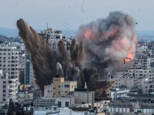صورة تعبيرية تظهر جانباً من غارة إسرائيلية عنيفة استهدفت برجاً سكنياً في قطاع غزة