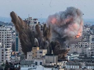 صورة تعبيرية تظهر جانباً من غارة إسرائيلية عنيفة استهدفت برجاً سكنياً في قطاع غزة