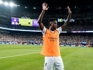 Vinícius Junior #7 of Real Madrid waves to the crowd as he warms up in the second half of the pre-season friendly match against FC Barcelona at MetLife Stadium on August 3, 2024 in East Rutherford, New Jersey. Ira L. Black/Getty Images/AFP (Photo by Ira L. Black / GETTY IMAGES NORTH AMERICA / Getty Images via AFP)