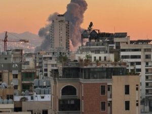 أعمدة الدخان تتصاعد