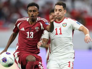 الإمارات تهزم قطر على أرضها وبين جماهيرها (Photo by Karim JAAFAR / AFP)
