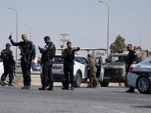 عناصر من قوات الاحتلال في موقع إطلاق النار قرب معبر اللنبي الحدودي مع الأردن (أ.ف.ب)