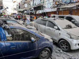 دمار يظهر في منطقة مبنى سكني تعرض لغارة إسرائيلية في الضاحية الجنوبية (الفرنسية)