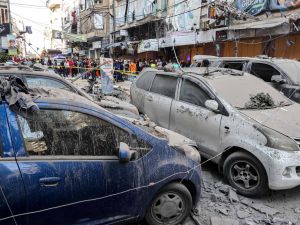 دمار يظهر في منطقة مبنى سكني تعرض لغارة إسرائيلية في الضاحية الجنوبية (الفرنسية)