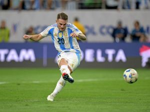 أليكسيس ماك آليستر (Photo by JUAN MABROMATA / AFP)