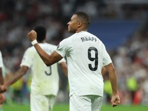مبابي يسجل هدفين ويمنح ريال مدريد الفوز (Photo by Thomas COEX / AFP)