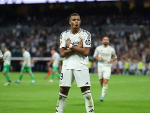 كيليان مبابي يقود هجوم ريال مدريد أمام سوسييداد (Photo by Thomas COEX / AFP)