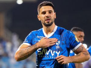 ميتروفيتش يعزز صدارته لهدافي دوري روشن ليصبح في رصيده 8 أهداف (Photo by Fayez NURELDINE / AFP)