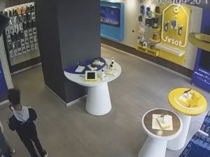 ثلاثة أطفال يسرقون هاتفين أيفون 16 في بورصة التركية والشرطة تبحث عنهم ثلاثة أطفال يسرقون هاتفين أيفون 16 في بورصة التركية والشرطة تبحث عنهم