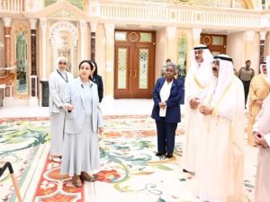 بابتسامة لطيفة: أمير الكويت يصحح نطق "صحراء الدهناء" بحفل الفضاء بابتسامة لطيفة: أمير الكويت يصحح نطق "صحراء الدهناء" بحفل الفضاء